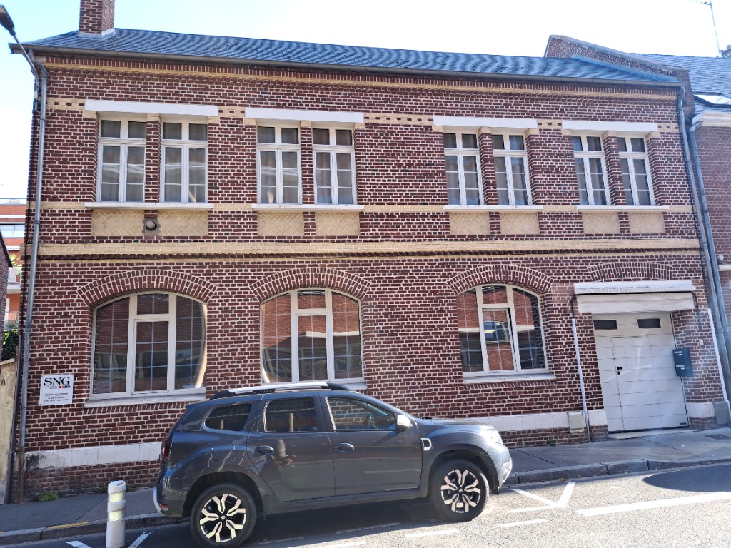 Façade de l’agence Serena Gestion à Amiens, 8 Rue de l’Amiral Lejeune